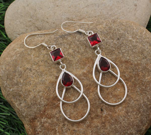 Boucles d'oreilles pendantes en grenat rouge naturel, argent sterling 925, délicates, minimalistes, pierre précieuse rouge vin, mariage et fête - Product Image 4