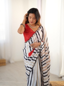 Hermoso Saree de Chinnon con Estampado Floral y Bordado de Espejo, con Blusa Sin Coser, para Mujer - Product Image 1