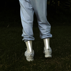 Chaussettes de sport réfléchissantes pour la sécurité nocturne, chaussettes de course et de cyclisme pour femmes - Product Image 2