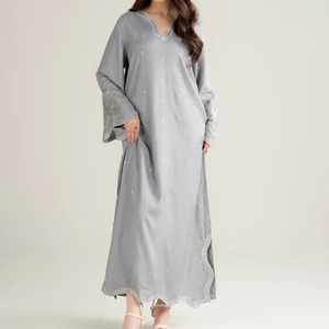 Elegante Vestido Maxi de Gasa Gris Bordado con Patrón Sólido, Manga Mariposa, Corte A, Hecho a Mano, Ecológico y Natural para Todos - Product Image 4