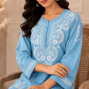 Kurti élégant pour femme en coton bleu ciel brodé à la main style Chikankari, col fleuri ethnique, coupe droite - Product Image 3