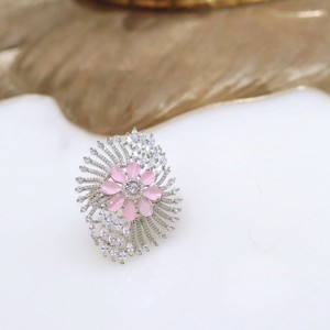 Anillo de cuarzo rosa chapado en rodio para mujer con racimo de flores y pavé de circonitas marquise, joyería romántica brillante para cóctel - Product Image 1