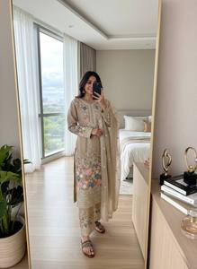 Robe de soirée pour femme en soie chinon lourde, style indien-pakistanaise, avec broderies riches, sequins de 5 mm, travail manuel de diamants, entièrement cousue - Product Image 3