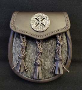 Bolsa de Cuero Genuino Eoin Winston Sports con Diseño Tartán Escocés, Borlas con Emblema del Nudo Celta y Forro de Piel Marrón - Product Image 1