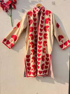 Chaqueta larga de terciopelo SUZANI con bordado floral tradicional de alta calidad. |   Abrigo de invierno bohemio con bordado floral a precio de mayoreo - Product Image 2