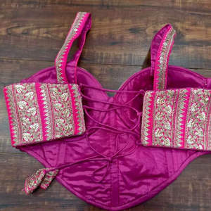 Blusa de Sari Nupcial Corta Minimalista de Satén Tejido Rosa Intenso, Transpirable, 100% Seda, para Bodas de Otoño/Invierno/Primavera/Verano - Product Image 1