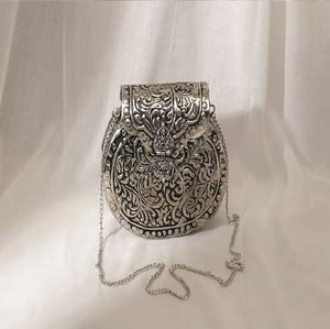 Elegante bolso de mano rectangular de latón perlado con asa floral y cadena, disponible a precios de mayorista. - Product Image 4