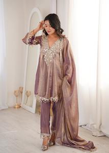 Tenue traditionnelle indienne en tissu Fendy, ensemble Salwar Kameez prêt-à-porter avec miroir véritable et dentelle brodée à motifs. - Product Image 2
