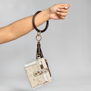 Cartera de Cuero Genuino para Mujer con Borla y Asa de Anillo, Diseño Panelado, Cierre de Hebilla, Corta, para Uso Diario - Product Image 1