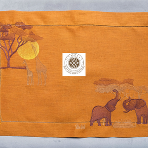 Broderie d'éléphant vibrante avec soleil rayonnant sur un set de table en lin, apportant chaleur, énergie et charme artistique à une table animée. - Product Image 1