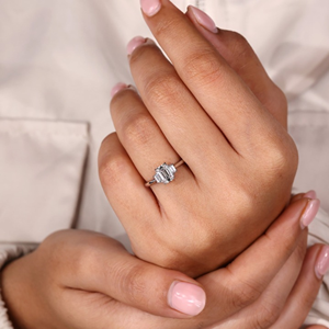 Bague à trois pierres en émeraude et diamant trapézoïdal taille étagée, 1,20 carat, diamant de laboratoire, bague de fiançailles et de mariage, bijoux, bague en or 14 carats - Product Image 2