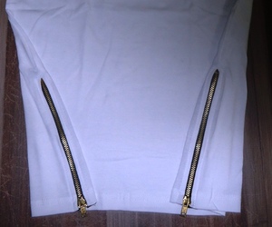 เสื้อยืดคอกลมแขนสั้นสีขาวสำหรับผู้ชาย ทรงปกติ ผ้าคอตตอนเจอร์ซีย์ สไตล์ลำลอง สตรีทแวร์ พิมพ์ลายตัวอักษรด้านหน้า - Product Image 2