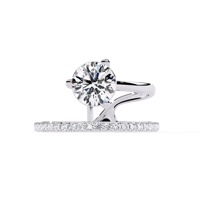 Ensemble de bagues de fiançailles en moissanite, taille brillant rond, or massif 18 carats, sertissage à griffes, bande pavée, style classique pour femme
