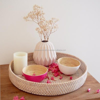 Plateau de service en rotin provenant d'un grossiste vietnamien, idéal pour les hôtels, restaurants, comme plateau de rangement avec poignées pour salles de bain et salons.