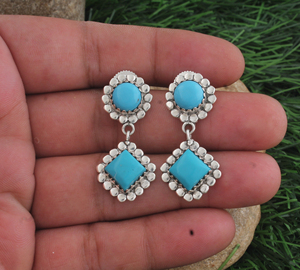 Boucles d'oreilles pendantes carrées de luxe en argent sterling 925 avec turquoise naturelle, halo perlé et bordure granulée, vente en gros - Product Image 5
