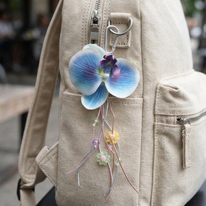 Llavero de orquídea azul pastel hecho a mano con borlas de cuentas, accesorio estético para mochila y bolso, set de regalo de verano - Product Image 6
