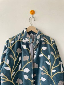 Chaqueta de terciopelo azul verdoso bordada a mano para mujer, abrigo cálido de invierno con bordado floral Aari, cuello alto y frente abierto - Product Image 6