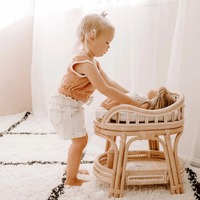 Cambiador de muñecas de ratán a precio económico, juguete de simulación para niños, cambiador de muñecas de caña natural.