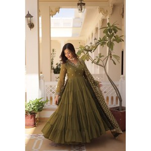 Vestido de Fiesta Lehenga Choli de Seda de Diseñador con Elegante Bordado - Product Image 2