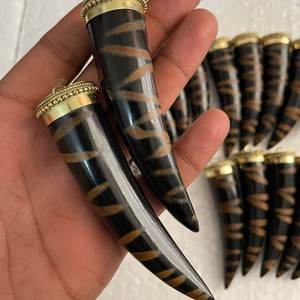 Proveedor Mayorista Líder en Ventas, Vende Colgantes de Joyería con Diseño Elegante en Forma de Cuerno, Hechos a Mano con Temática Animal, de la Más Alta Calidad - Product Image 1