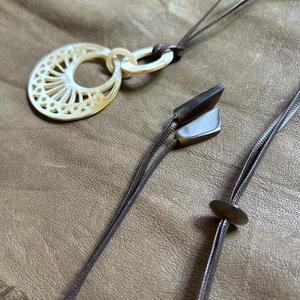 Collier pendentif en corne de buffle courbée fait main, bijou en corne naturelle polie avec cordon en cuir - Product Image 3