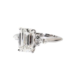 Bague de fiançailles en or massif 10K 14K 18K avec diamant de laboratoire taille marquise émeraude et taille rond, couleur DEF, clarté VS VVS - Product Image 4