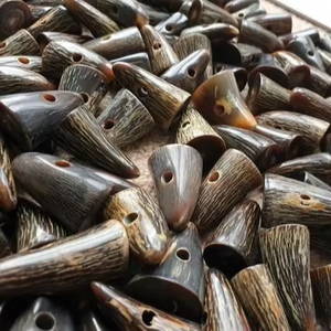 Botones de cuerno de búfalo 100% natural, hechos a mano, de 2 agujeros, ecológicos, para decoración de ropa, de la India. - Product Image 1