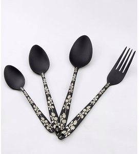 Ensemble de couverts en plastique noir mat à motif floral, réutilisables, pour le camping et la maison - Product Image 1