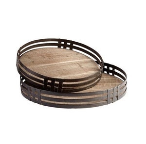 Plateau de service en bois artisanal, conçu pour servir les repas, les apéritifs, les salades, le pain, les desserts et les boissons à la maison - Product Image 1