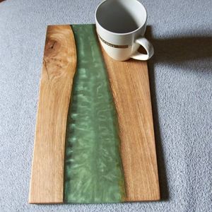 Planche de cuisine moderne en résine et bois, planche en bois époxy faite à la main pour servir les aliments, planche à découper écologique pour la cuisine - Product Image 1
