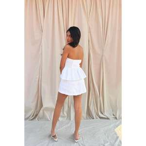 ชุดเซ็ตกระโปรงมินิสั้นสีขาวแบบเปิดไหล่พร้อมเสื้อครอปพิมพ์ลายหัวใจ ชุดเข้าเซ็ตสำหรับใส่ไปงานปาร์ตี้ฤดูร้อนสำหรับผู้หญิง - Product Image 4