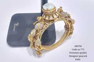 กำไลข้อมือดีไซน์เนอร์ 00794 รุ่น Peacock Kada ชุบทอง ประดับพลอยสีม่วงรูปไข่ ดีไซน์เพชร CZ เหมือนเพชรแท้ เครื่องประดับแฟชั่นสำหรับผู้หญิง - Product Image 6