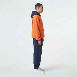 เสื้อสเวตเชิ้ตมีฮู้ดสีส้มสำหรับผู้ชาย สีพื้น ลำลอง ทรงหลวม ความยาวเต็มตัว มีโลโก้ด้านหน้าและกระเป๋าข้าง - Product Image 4
