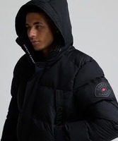 Blouson matelassé noir à capuche pour homme, coupe droite, rembourrage en polyester, coupe-vent, fermeture éclair, design à patchs, vêtement décontracté d'hiver