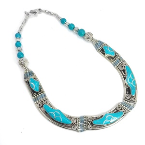 Collier pendentif classique en argent tibétain avec pierre précieuse turquoise sertie en clos pour fiançailles, mariage, anniversaire et fête - Product Image 1