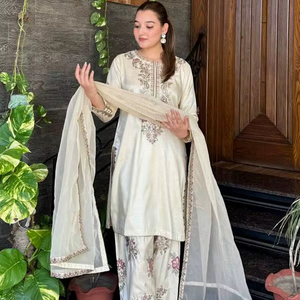 Elegante Conjunto de Salwar Bordado |   Ropa Étnica con Bordado Floral para Mujer |   Ropa Casual Festiva para Fiestas de Invierno, Material Crepé - Product Image 1