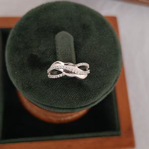 Anillo Infinito Trenzado con Diamantes, Elegante y Minimalista, para Mujer, Ideal para Boda, Compromiso, Uso Diario o Regalo - Product Image 1