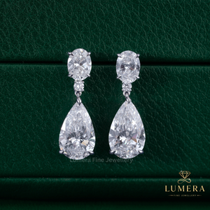Pendientes de diamantes cultivados en laboratorio, ovalados y en forma de pera, certificados por IGI, con un diamante redondo central minimalista y diamantes en forma de pera. - Product Image 2
