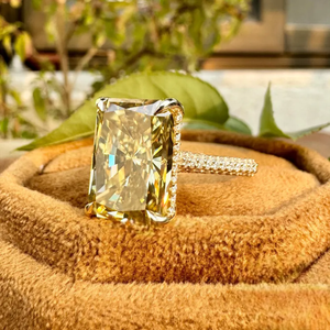 Anillo de Diamante Amarillo de Corte Radiante Cultivado en Laboratorio, con Halo de Diamantes Ocultos y Piedras Laterales Brillantes, en Oro Amarillo de Lujo - Product Image 2