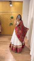 Set Lehenga Choli Putih Merah Bordir Cermin Tradisional India untuk Pesta Pernikahan Musim Dingin, Gaun Katun Panjang hingga Lantai untuk Wanita