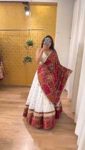 Conjunto de Lehenga Choli Blanco y Rojo con Bordado de Espejo, Traje Tradicional Indio para Bodas, Vestido Largo de Algodón para Mujer - Product Image 2