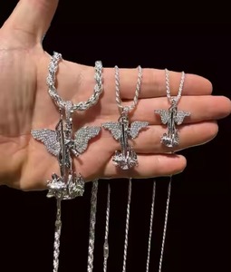 Nouveau pendentif plaqué or tendance avec breloque diamantée, bijoux unisexe pour un style streetwear moderne - Product Image 3
