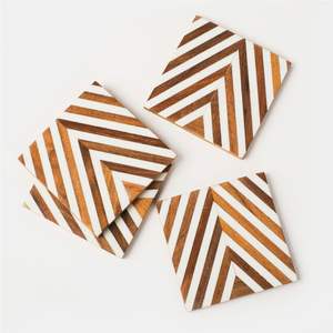Juego de 4 Posavasos de Madera y Resina Hechos a Mano, Posavasos Cuadrados de Madera con Incrustaciones de Chevron Modernas para Decoración del Hogar, Mesa de Café - Product Image 1