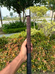 ขวานโทมาฮอว์กด้ามไม้ทำมือ พร้อมใบมีดเหล็กสลักลาย สำหรับใช้งานเอาตัวรอดกลางแจ้ง - Product Image 5
