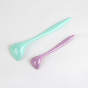 Cuchara larga de melamina para alimentar a perros y gatos con comida húmeda enlatada, estilo moderno, longitud regular. - Product Image 1