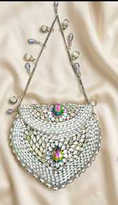 กระเป๋าคลัทช์ดีไซน์สวยงาม งานแฮนด์เมด ประดับมุก Kundan สำหรับผู้หญิง ดีไซน์หรูหรา สไตล์ชาติพันธุ์ เหมาะสำหรับงานแต่งงาน แฟชั่นงานกลางคืน ราคาประหยัด - Product Image 4