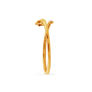 Anillo Quiet Radiance con Diamantes en Oro Amarillo de 18K y Banda Delicada de Oro con Diamantes Pavé - Product Image 5