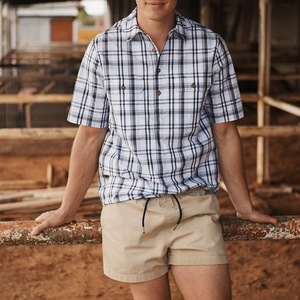 เสื้อเชิ้ตทำงานผู้ชาย ทรงหลวม แขนสั้น ผ้าฝ้าย 100% เนื้อผ้าบางเบาสำหรับฤดูร้อน มีจีบหลังสองจีบ กระเป๋าหน้าอกสองช่อง ชายเสื้อโค้ง ลายตาราง - Product Image 1