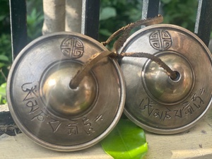 กระดิ่ง tingsha แบบดั้งเดิมทำจากโลหะเนปาลสำหรับการทำสมาธิและบำบัดด้วยเสียง - Product Image 4