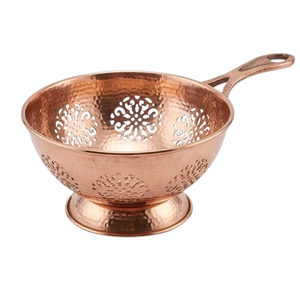 Passoire en cuivre martelé avec poignée et motif floral perforé - Product Image 1